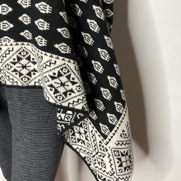 Romeo t Juliet couture Open Asymmetrical Sweater M - Picture 3 of 7